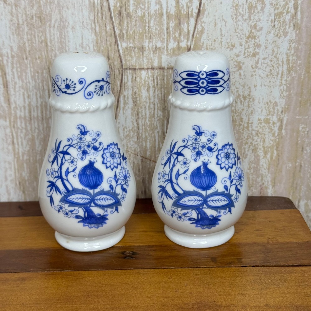 Vienna Woods Blue Onion Salt and Pepper Shakers Fine Bone China Mann MCMLXXX